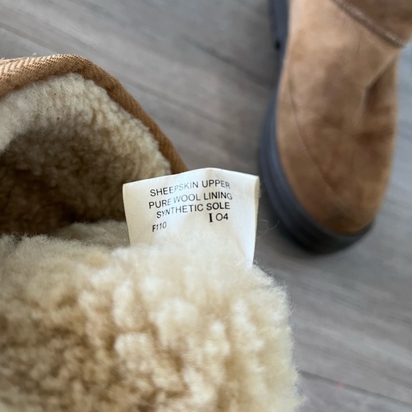 UGG • chestnut brown short boot size 9 - Picture 7 of 7